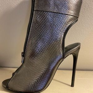 Tom Ford peep toe booties w/ original dust bag never worn. Best offer 💜